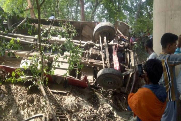 Bus Accident जौनपुर: रोडवेज की बस अनियंत्रित होकर 30 फीट गहरे खाई में गिरी, 8 की मौत- 30 से अधिक लोग घायल