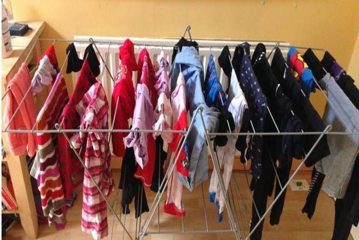 drying clothes indoors अगर आप भी घर के अंदर सुखाते है कपडे, तो आपकी सेहत को हो सकता है ख़तरा