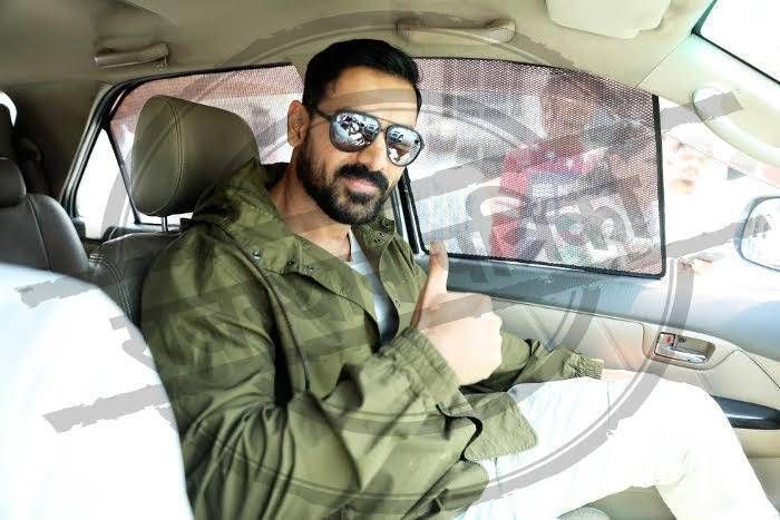 john abraham, john abraham in jodhpur, the story of pokran movie shooting, movie shooting in jodhpur, actors in jodhpur, model monica in jodhpur, jodhpur airport, jodhpur news जोधपुर पहुंचे जॉन अब्राहम, अपनी इस फिल्म को करेंगे वैज्ञानिकों व जवानों को समर्पित