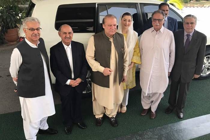 Nawaz Sharif पनामा पेपर्स लीक मामला: जांच एजेंसी के समक्ष पेश हुए पाक के पीएम नवाज शरीफ