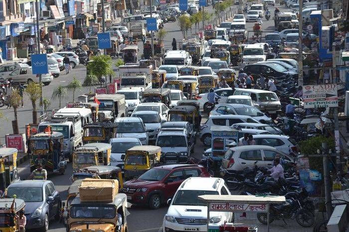 Road jaam in sikar बीच सड़क पर बैठकर किसानों ने जाम कर दिया सीकर, कलक्टर पर कर रहे हैं प्रदर्शन