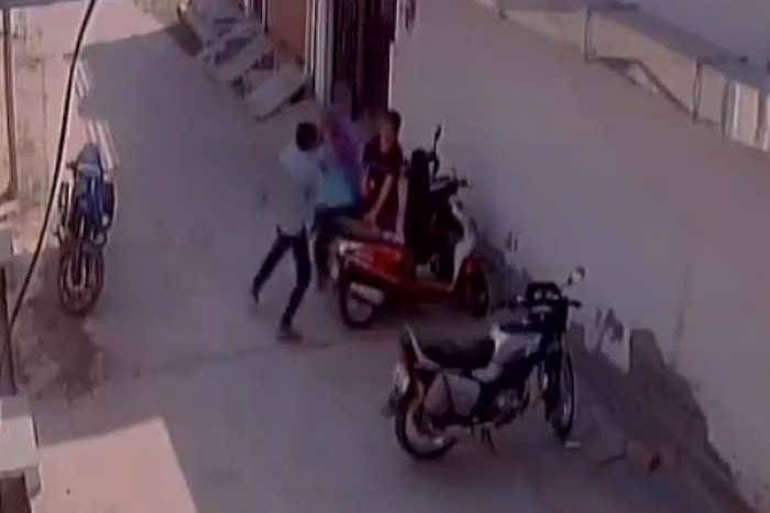 सिरफिरे आशिक काे चढ़ा मोहब्बत का खुमार, लड़की ने ठुकराया प्रस्ताव तो जमकर की पिटार्इ, देखें वीडियो