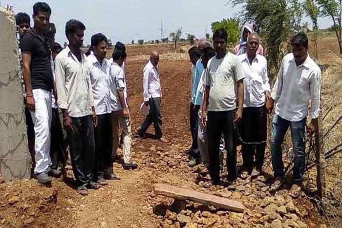 खेतों में रास्ता बनाकर तार बाउंड्री और खम्भे तोड़े