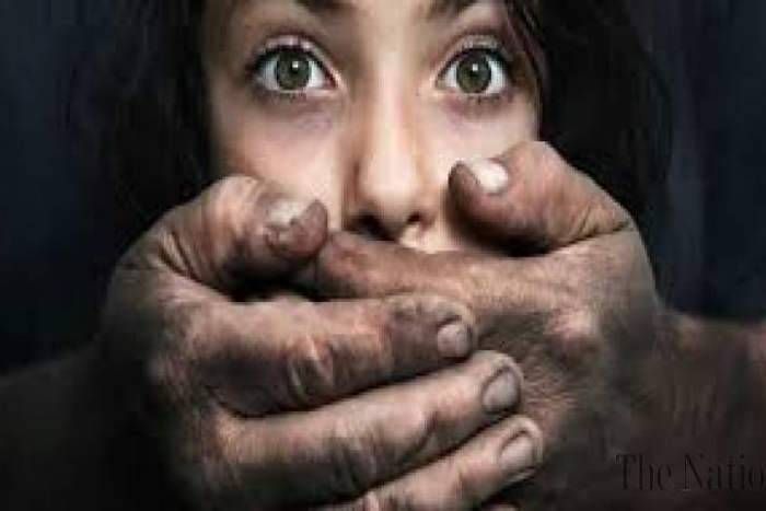 rape महिला से दुष्कर्म कर अश्लील तस्वीरें उतारीं और फिर करता रहा ऐसा