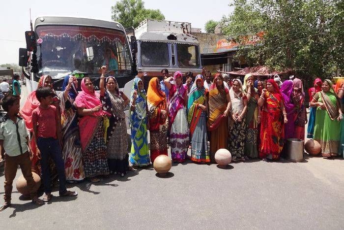 The anger of the women suffering from drinking water crisis broke out, did the highway jam पेयजल संकट से त्रस्त महिलाओं का गुस्सा फूट पड़ा, किया हाइवे जाम