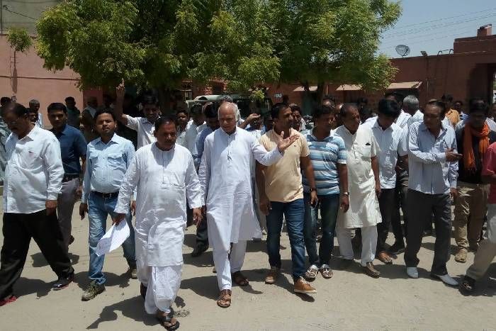 कांग्रेस पर राजनीति करने का आरोप