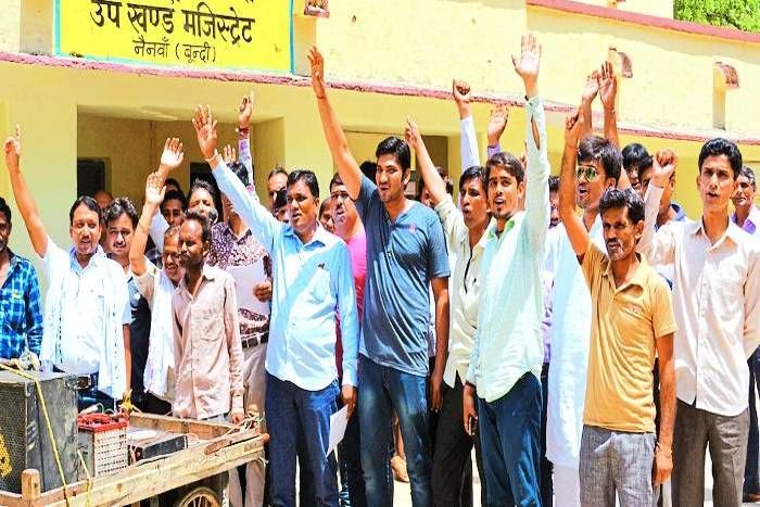 Cloth Merchants kept the market closed after applying GST on clothes कपड़े पर जीएसटी लागू करने से आक्रोशित कपड़ा व्यापारियों ने रखे बाजार बंद