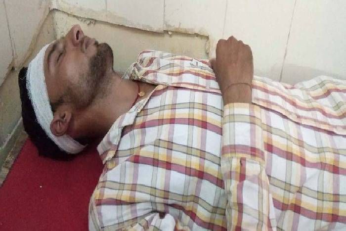 injured person लात मार चलती बाइक से गिराया और नकदी लूट ले गए