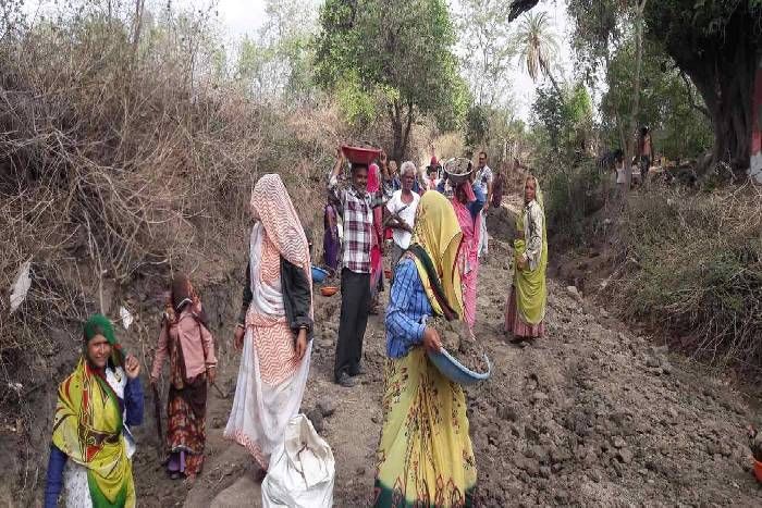 प्रतापगढ़ नरेगा कार्यों का निरीक्षण