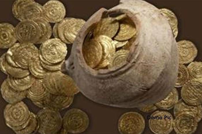 ancient coins खेत में खुदाई के दौरान मिली पुराने सिक्कों से भरी मटकी, मजदूरों में मची छीना झपटी