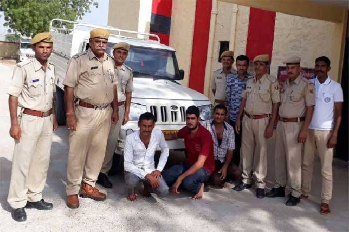 पुलिस को देखकर गाड़ी तेज दौड़ाई, पकड़ा गया तो मिला ये सब
