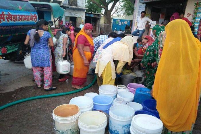 If the administration did not listen then people would come forward, ordering the tanker and drinking water for the commoners #Cool India: प्रशासन ने नहीं सुनी तो लोग आए आगे, टैंकर मंगवाकर आमजन को पिला रहे हैं पानी
