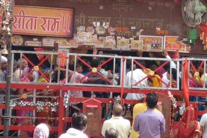 मेंहदीपुर बालाजी मंदिर की रैलिंग में अचानक दौड़ा करंट, मची अफरातफरी, दो झुलसे