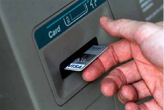man theft thirty five thousand rupees
लो एक बार फिर इन्होंने बनाया अपना निशाना, मांगी ATM PIN की जानकारी और बस उड़ा लिए