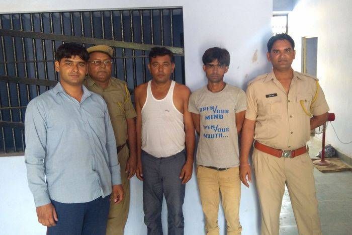 become bogus policeman, two accused arrested फर्जी पुलिसकर्मी बनकर बाइक सवारों से रकम ऐंठी, दो आरोपित गिरफ्तार