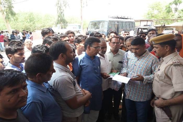 आयोजकों के खिलाफ दर्ज करें मुकदमा