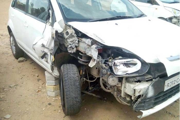Dungarpur : Car collides with divider, three inju डूंगरपुर : कार डिवाइडर से टकराई, तीन घायल