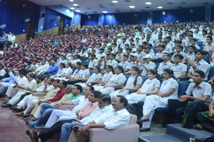 कोचिंग स्टूडेंट्स के तीखे सवालों से उमा भारती को एसी में आ गए पसीने...पढि़ए क्या थे वो सवाल...