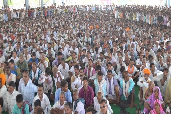 लहसुन खरीदकर अहसान नहीं कर रही सरकार, अन्नदाता पर चला रही गोलियां