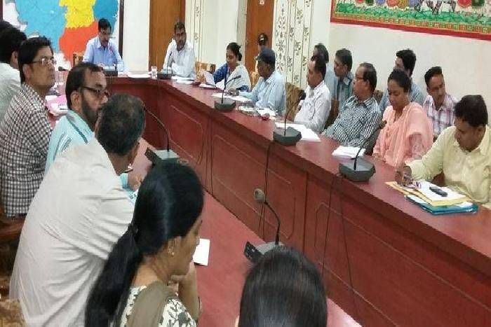 meeting कलक्टर ने दी लापरवाही बरतने वाले अधिकारियों के खिलाफ कार्रवाई करने की चेतावनी