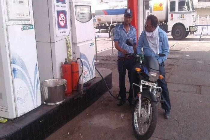 petrol diesel rates change daily OMG! रोजाना दाम तय होने से इस शहर में गिर गईं पेट्रोल-डीजल की कीमतें
