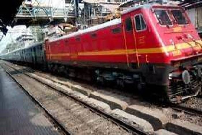 ऊपर से गुजरी ट्रेन, नहीं हुआ बाल बांका