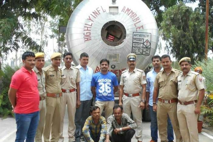 Video : Dungarpur : 35 lakhs liquor smuggling unde Video : डूंगरपुर : गैस परिवहन की आड़ में 35 लाख की शराब तस्करी