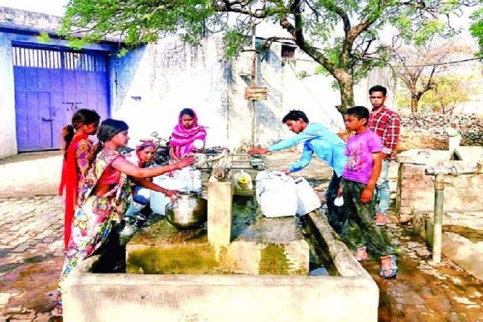 water supply नल पर पानी भरने आए युवक को अचानक हुआ कुछ एेसा और फेंकने लगा वो लोगों पे बरतन