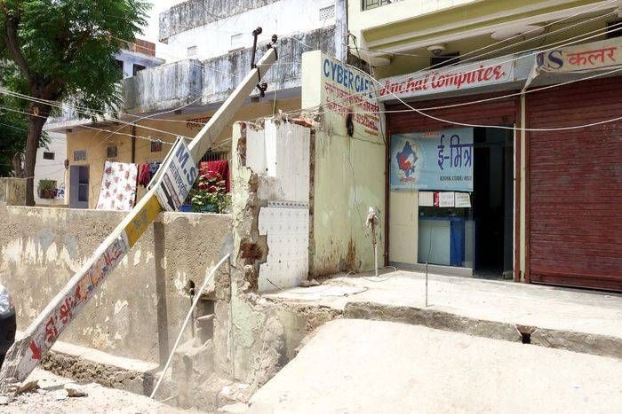 Dropped on the house, accident collapses मकान पर गिरा खम्भा, हादसा टला