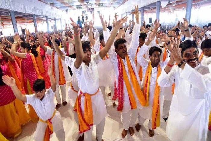 आस्था का सैलाब, पांडाल छोटा पड़ा
