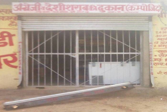 Stolen attempt at the liquor shop; Thieves stole stones on salesmen when awake शराब की दुकान में चोरी का प्रयास, जाग होने पर चोरों ने सेल्समैन पर किया पथराव