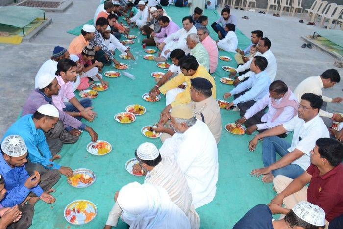 रमजान माह में होती खुदा की इबादत, दावतों में दे रहे एक दूसरे को बधाइयां