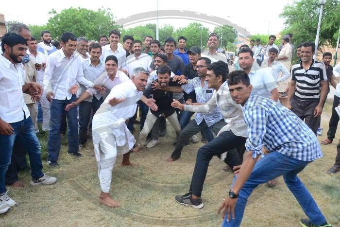 jodhpur news, farmers movement, farmers of Jodhpur, farmers, problems of farmers, farmers movement, support price, crop damage, farmers in debt, kisan mahapadav in jodhpur, latest news in Hindi किसान महापड़ाव : धरने पर बैठे किसान हुए आमने-सामने, दंगल में आजमाई ताकत