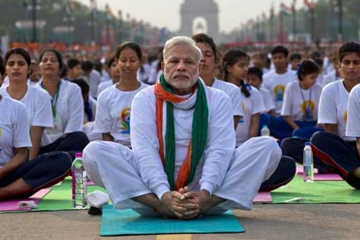 अबकी बार मोदी का 'विवाद-भगाओ' आसन, चीनी मैट से हुए विवाद के बाद 11-11 सौ में बनवाई विशेष मैट