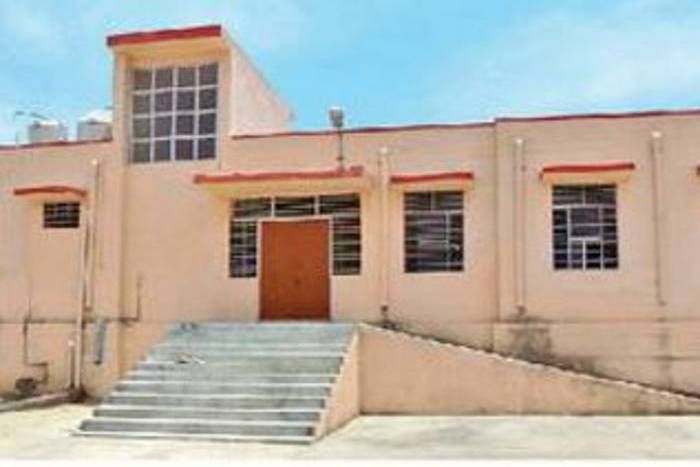 Blank Deputy treasury office building from 1 year अफसरों की जगह इस दफ्तर में आते हैं मवेशी