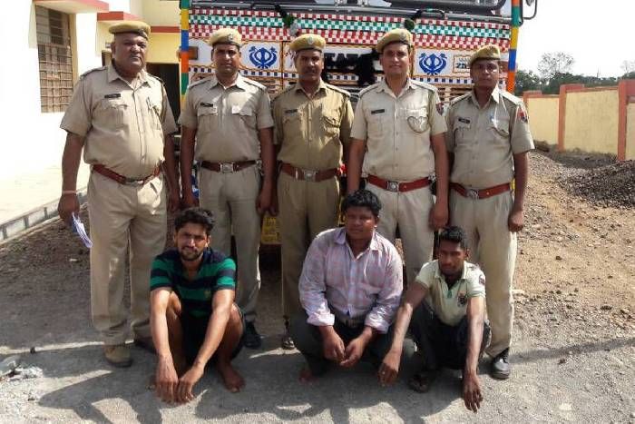 pratapgarh प्याज की आड़ में तस्करी