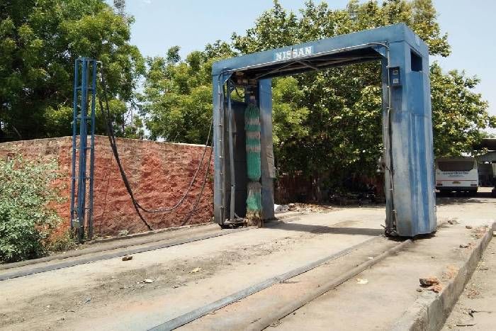 Roadways depot is hand-washing of buses रोडवेज डिपो में हाथ से होती है बसों की धुलाई