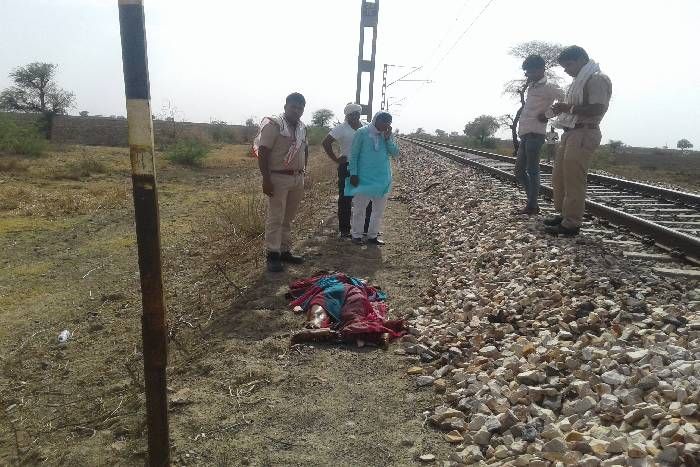 OMG! ट्रेन के आगे कूदी महिला, दूर-दूर तक बिखर गए शव के टुकड़े