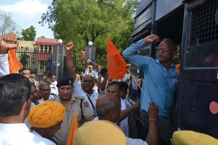 Farmers arrested in kota किसान आंदोलनः जेल चले भाई जेल चले... अब ये दीवाने जेल चले