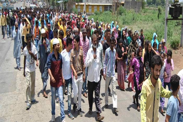 प्रतापगढ़ कलक्ट्रेट के बाहर लगाया जाम, की नारेबाजी