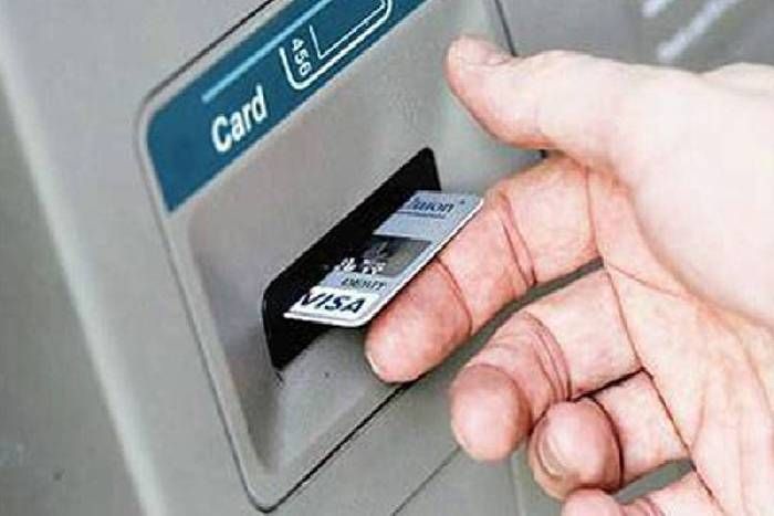 Person change womens ATM card वो बड़ी उम्मीद लेकर गई थी एटीएम बूथ पर, एक झटके में निकल गए हजारों रुपए