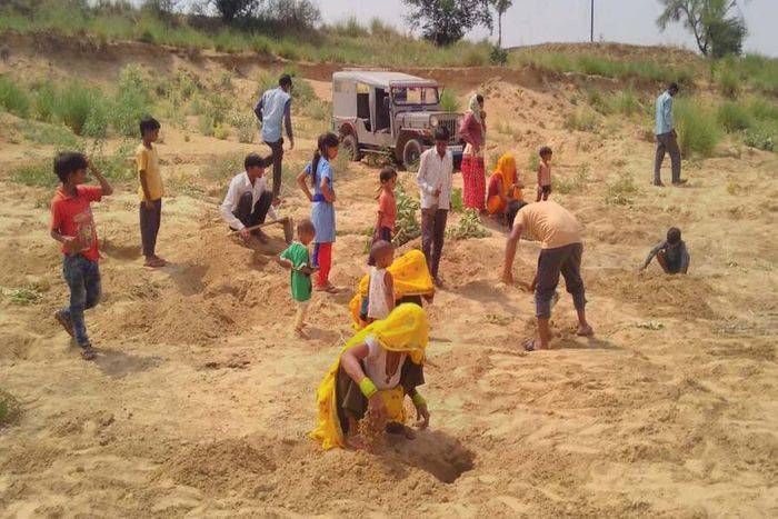 चांदी के सिक्कों की होड़ में खोद रहे बजरी, बाणगंगा नदी पर ग्रामीणों की भीड़