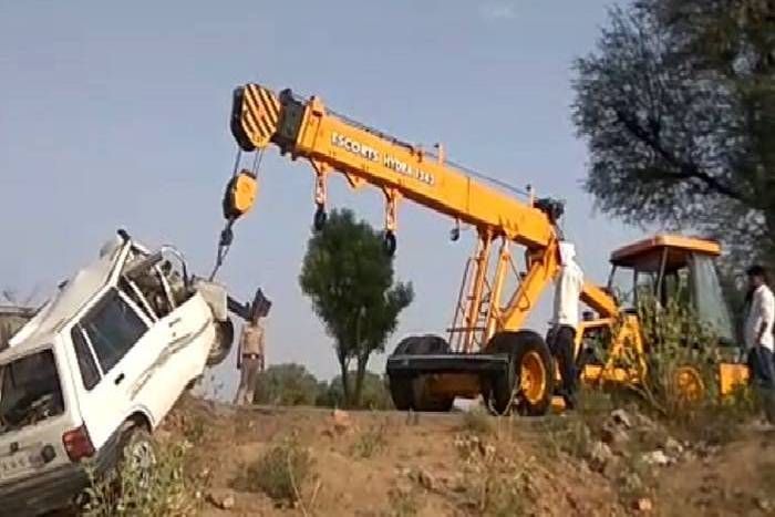 car &bike collision कार की टक्कर से बाइक सवार की मौत,1 घायल