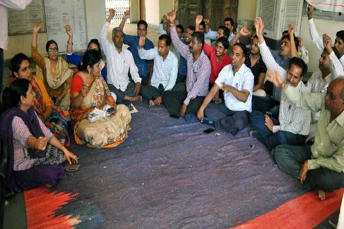 प्रतापगढ़ राजस्वकर्मियों का धरना जारी
