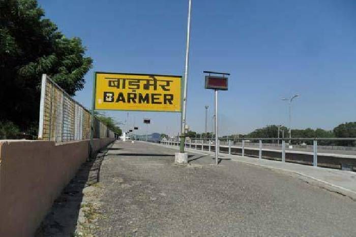 barmer बाड़मेर में रेलवे क्रासिंग का रास्ता बंद, गांवों का संपर्क कटा, जानिए ग्रामीणों की जुबानी