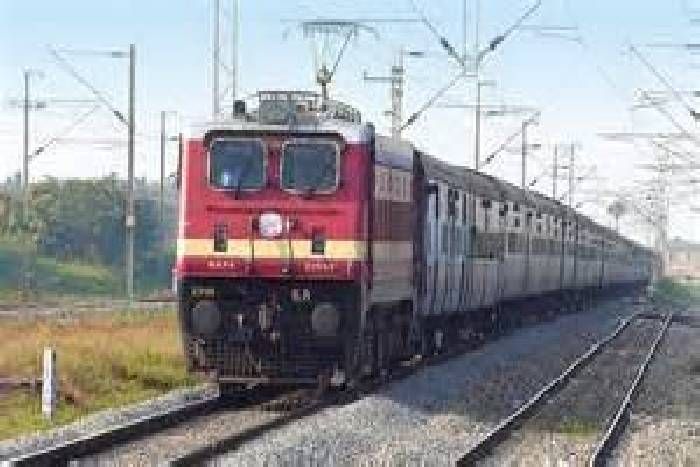 अंधड़ ने रोकी ट्रेनों की राह