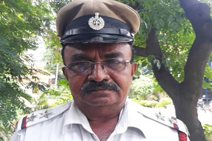 traffic police ट्रैफिक पुलिस SI ने एंबुलेंस को रास्ता देने के लिए रुकवाया राष्ट्रपति का काफिला, देश भर हो रही है चर्चा..
