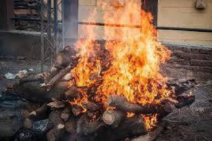चौकीदारी कर घर लौट रहा बुजुर्ग को कुचल गया वाहन, बेटी ने दी बाप की चिता को आग