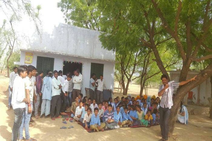 Exhibition of classes protested कक्षाओं का बहिष्कार कर किया विरोध-प्रदर्शन