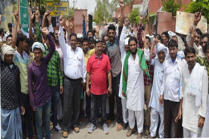 खनन श्रमिकों ने जिला कलक्ट्रेट पर किया प्रदर्शन, अवैध वसूली करने का आरोप